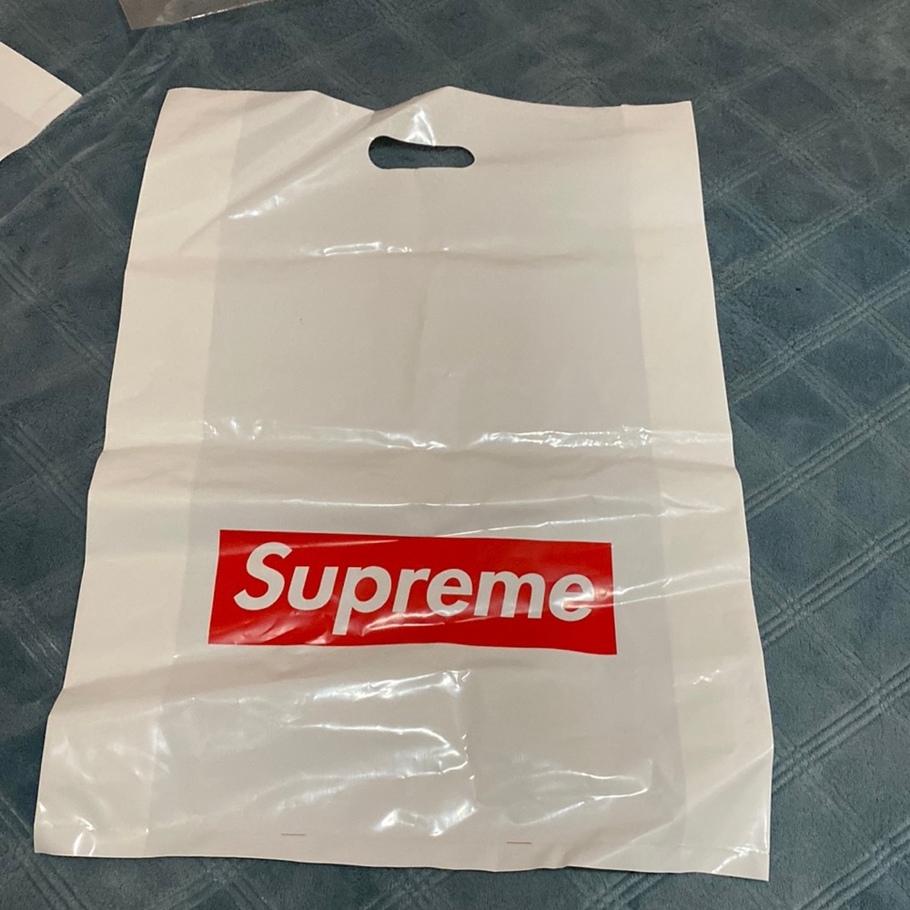Supreme shopping back